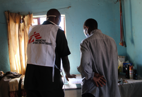 : Enfermeiro de MSF orienta paciente. Foto: Makhosazana Xaba/MSF
