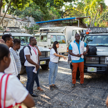 Diana Manilla (coordenadora do projeto de MSF) orienta a equipe de MSF antes de iniciar as atividades da clínica móvel. Foto: Alexandre Marcou/MSF