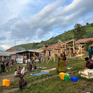 Escola na cidade de Minova, Kivu do Sul, onde vivem centenas de pessoas deslocadas. Foto: Igor Barbero/MSF

‌