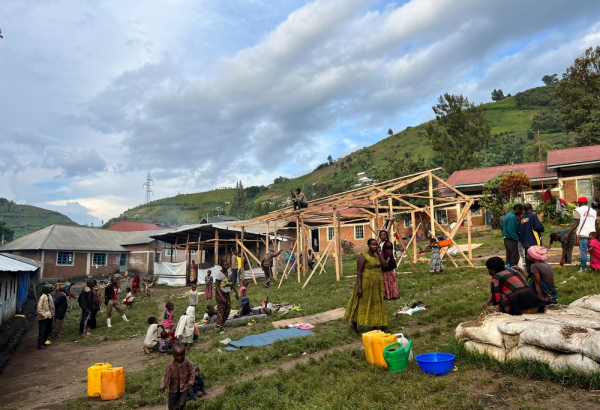 Escola na cidade de Minova, Kivu do Sul, onde vivem centenas de pessoas deslocadas. Foto: Igor Barbero/MSF

‌