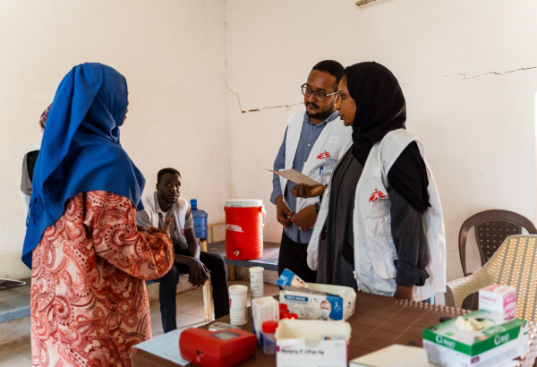 Equipe de MSF em atendimento em Wad Madani, para onde milhares de pessoas se deslocaram para fugir da violência em Cartum. Foto: Ala Kheir/MSF