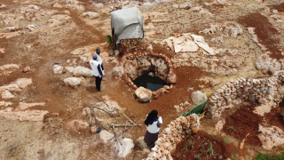 Equipes de MSF verificam as latrinas e os buracos de esgoto no campo de deslocamento em Idlib. Foto: Abdul Razzak Al-Shami/MSF

‌