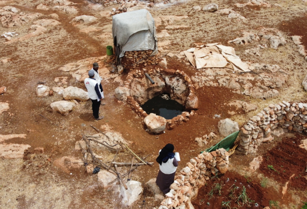 Equipes de MSF verificam as latrinas e os buracos de esgoto no campo de deslocamento em Idlib. Foto: Abdul Razzak Al-Shami/MSF

‌