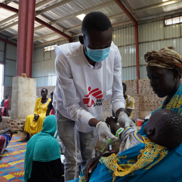 Enfermeiro de MSF atende paciente em clínica móvel no Alto Nilo, no Sudão do Sul. © Nasir Ghafoor/MSF