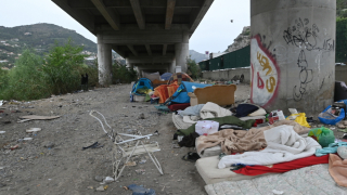 Sem assistência, migrantes vivem em locais improvisados nas ruas de Ventimiglia. Foto: Candida Lobes/MSF