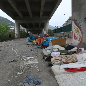 Sem assistência, migrantes vivem em locais improvisados nas ruas de Ventimiglia. Foto: Candida Lobes/MSF