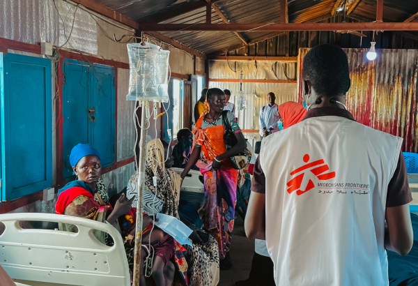 Médicos de MSF atendem crianças na unidade de isolamento de sarampo no acampamento de Um Sangour. Foto: Ahmad Mahmoud/MSF