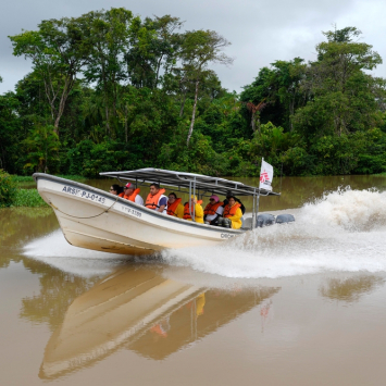 Equipe de MSF navega pelo rio Orinoco para oferecer cuidados de saúde. Foto: Matias Delacroix, 2023