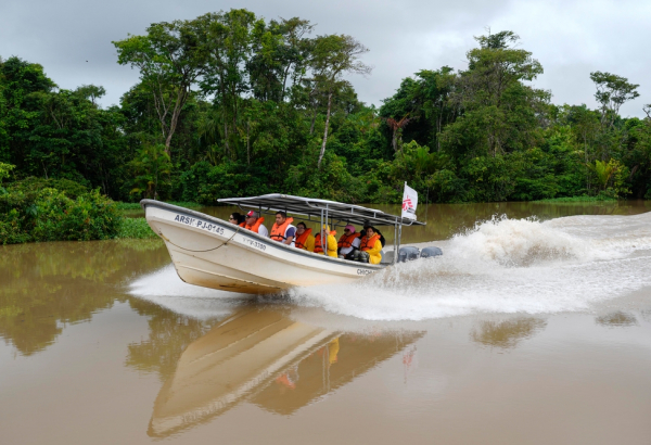 Equipe de MSF navega pelo rio Orinoco para oferecer cuidados de saúde. Foto: Matias Delacroix, 2023