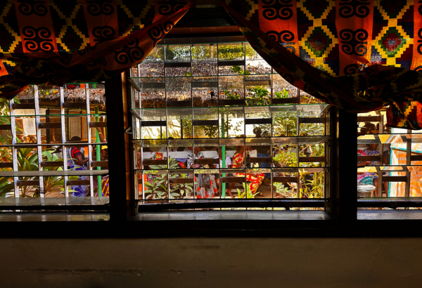 Vista da área de espera do centro de Tongolo, em Bangui, onde MSF mantém um projeto de atendimento a sobreviventes de violência sexual. © Juan Carlos Tomasi/MSF