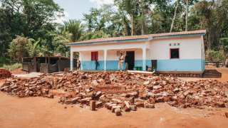 Novo posto de saúde de Nganzi, construído por MSF, atrás dos escombros do antigo posto, que não possuía instalações adequadas para responder às necessidades da população. © Julien Dewarichet

‌