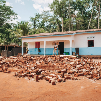 Novo posto de saúde de Nganzi, construído por MSF, atrás dos escombros do antigo posto, que não possuía instalações adequadas para responder às necessidades da população. © Julien Dewarichet

‌