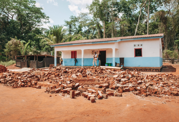 Novo posto de saúde de Nganzi, construído por MSF, atrás dos escombros do antigo posto, que não possuía instalações adequadas para responder às necessidades da população. © Julien Dewarichet

‌