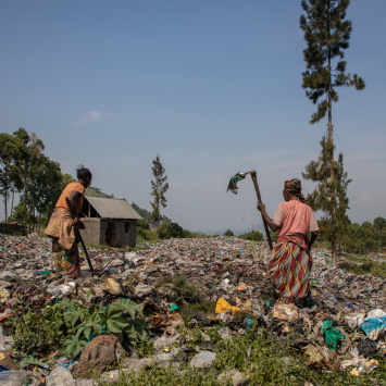 Acampamento para pessoas deslocadas de Lushagala, estabelecido perto de local para descarte de resíduos. © Alexandre Marcou/MSF