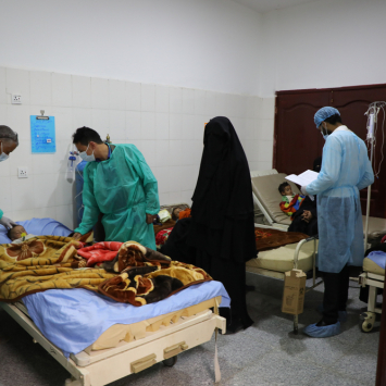 Área isolada para crianças com sarampo no Hospital Central de Rada'a, em Al Bayda. © Majd Aljunaid/MSF