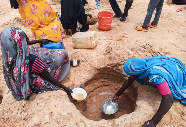 Refugiadas sudanesas tentar coletar água no acampamento Ourang, no Chade. © MSF