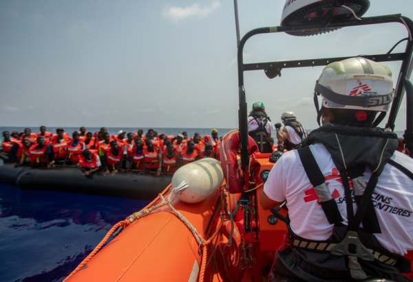 Registro do dia 24 de agosto de 2023, quando a equipe do Geo Barents, navio de MSF, resgatou 168 pessoas em perigo no Mar Mediterrâneo Central. © MSF/Stefan Pejovic