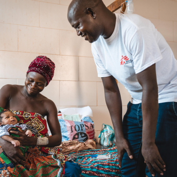 Ginecologista de MSF acompanha uma paciente na maternidade do Hospital de Klouékanmè, destinada a mulheres que deram à luz por cesariana.  ©Couffo