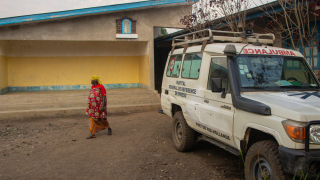 Paciente caminha dentro do hospital geral de referência de Mweso, em Kivu do Norte, apoiado por equipes de MSF desde 2005 em parceria com o Ministério da Saúde da República Democrática do Congo. Agosto de 2023. © Laora Vigourt/MSF