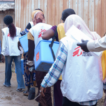 Equipe de MSF dá apoio à campanha de vacinação contra o sarampo do Ministério da Saúde do Sudão no acampamento de Um Sangour. © MSF