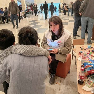 Equipes de MSF oferecem consultas de saúde mental e primeiros socorros psicológicos a pessoas que fogem de Nagorno-Karabakh. Goris, província de Syunik, sul da Armênia, setembro de 2023. © MSF