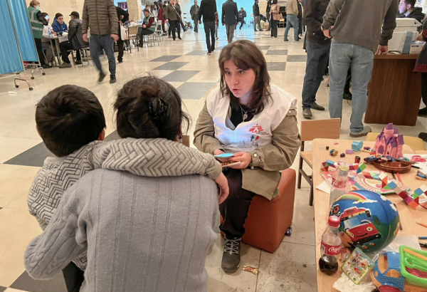 Equipes de MSF oferecem consultas de saúde mental e primeiros socorros psicológicos a pessoas que fogem de Nagorno-Karabakh. Goris, província de Syunik, sul da Armênia, setembro de 2023. © MSF
