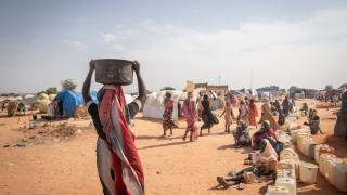 Mulheres refugiadas coletando água em locais de distribuição montados por MSF no acampamento de Adré, no Chade. © Nisma Leboul/MSF