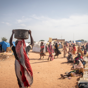 Mulheres refugiadas coletando água em locais de distribuição montados por MSF no acampamento de Adré, no Chade. © Nisma Leboul/MSF