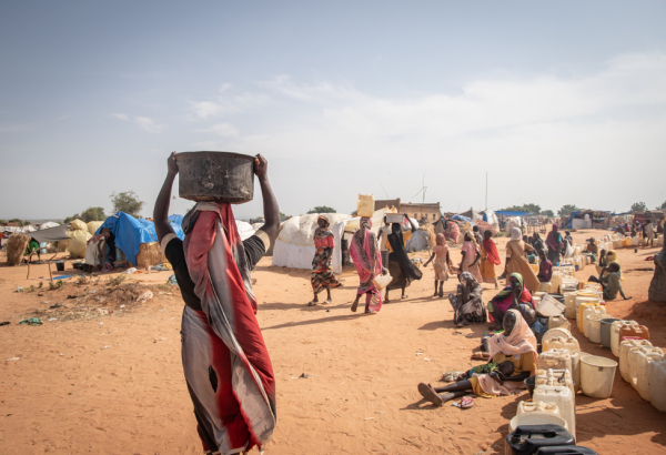 Mulheres refugiadas coletando água em locais de distribuição montados por MSF no acampamento de Adré, no Chade. © Nisma Leboul/MSF