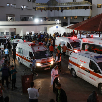 Hospital Al-Shifa, em Gaza, é um dos poucos lugares com energia elétrica e está sobrecarregado. © Dawood Nemer/AFP