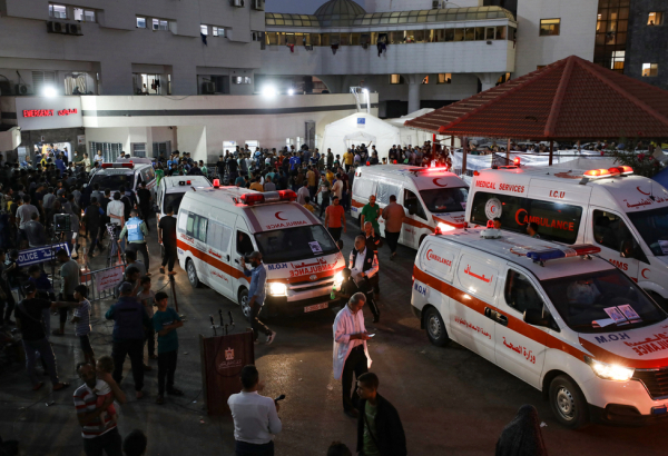 Hospital Al-Shifa, em Gaza, é um dos poucos lugares com energia elétrica e está sobrecarregado. © Dawood Nemer/AFP