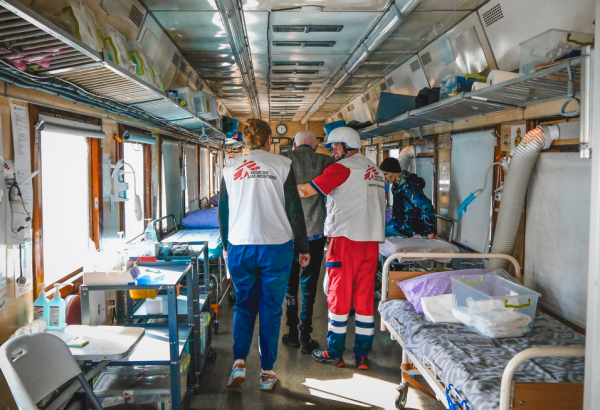 Parte interna do trem de evacuação médica de MSF na Ucrânia. © Verity Kowal/MSF