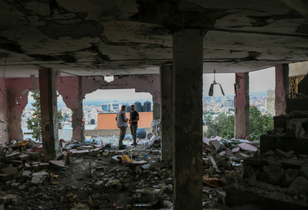 Equipe de MSF em mesquita destruída por ataque aéreo que matou dois palestinos no acampamento de refugiados de Jenin, em 22 de outubro de 2023.  © MSF/Faris Al-Jawad
