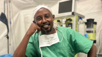 Mahamat Zibert Hissein, médico-cirurgião de MSF em Adré, no Chade. © Jan Bohm/MSF