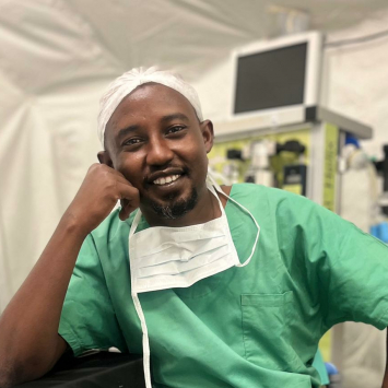Mahamat Zibert Hissein, médico-cirurgião de MSF em Adré, no Chade. © Jan Bohm/MSF