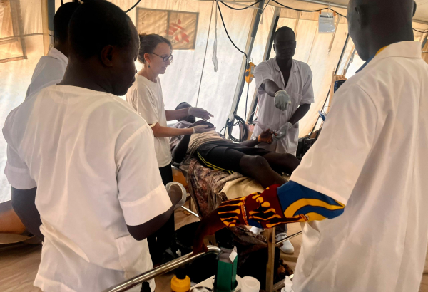 Paciente atendido no hospital de Adré durante o novo fluxo de pessoas refugiadas que chegaram do Sudão. © Jan Bohm/MSF