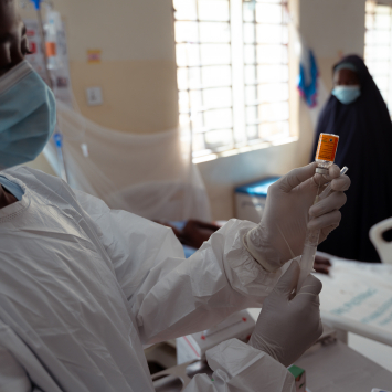 Profissional preparando a antitoxina diftérica (DAT) para administrar no paciente. O medicamento, essencial para reduzir o risco de morte, enfrenta escassez global. © Georg Gassauer/MSF, Nigéria.