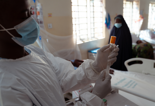 Profissional preparando a antitoxina diftérica (DAT) para administrar no paciente. O medicamento, essencial para reduzir o risco de morte, enfrenta escassez global. © Georg Gassauer/MSF, Nigéria.