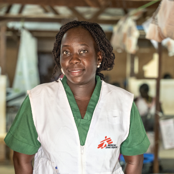 Juliana Alexander Justin na ala de emergência de MSF em Aweil, Sudão do Sul. © Oliver Barth/MSF