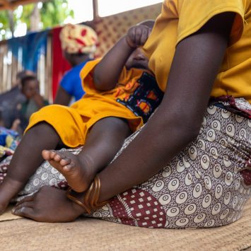 Mulheres e crianças esperam na área de triagem pediátrica na clínica de MSF em Nanga, Macomia, Cabo Delgado. © Martim Gray Pereira/MSF