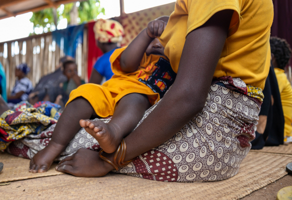 Mulheres e crianças esperam na área de triagem pediátrica na clínica de MSF em Nanga, Macomia, Cabo Delgado. © Martim Gray Pereira/MSF