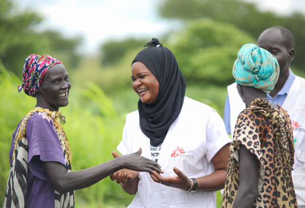 Awa Abdumadou com duas agentes comunitárias durante uma visita semanal a um dos locais de gerenciamento integrado de casos. © Isaac Buay/MSF