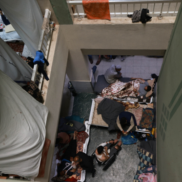Hospital Al-Aqsa, onde pacientes e pessoas deslocadas precisam se abrigar. Gaza, 29 de novembro de 2023. © Mohammed ABED