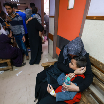 Pacientes e pessoas que se abrigaram no hospital Al Aqsa, no sul de Gaza. Em 29 de novembro de 2023. © Mohammed ABED
