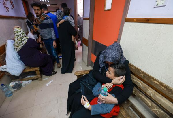 Pacientes e pessoas que se abrigaram no hospital Al Aqsa, no sul de Gaza. Em 29 de novembro de 2023. © Mohammed ABED