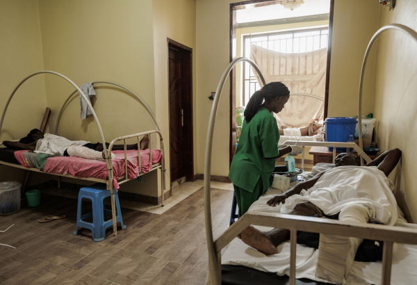 Enfermeira verifica os sinais vitais de um paciente no hospital de Salama, em Bunia, província de Ituri. © Michel Lunanga/MSF