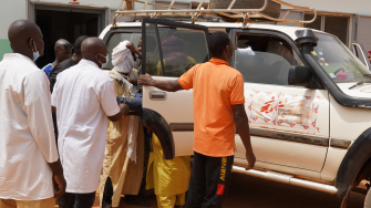 Equipe de MSF evacua paciente de emergência para o hospital regional de Mopti, no Mali. © Lamine Keita/MSF