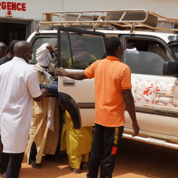 Equipe de MSF evacua paciente de emergência para o hospital regional de Mopti, no Mali. © Lamine Keita/MSF