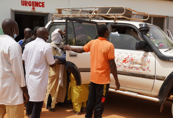 Equipe de MSF evacua paciente de emergência para o hospital regional de Mopti, no Mali. © Lamine Keita/MSF