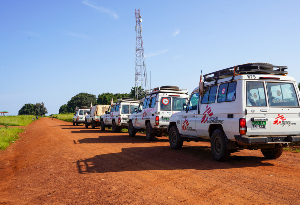 Veículos de MSF com profissionais e suprimentos a caminho de atividades com uma clínica móvel no condado de Morobo, estado de Equatoria Central, Sudão do Sul, 2023. © Manon Massiat/MSF
